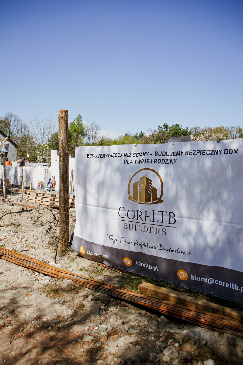 Baner CoreLTB Builders na placu budowy — Mikołów