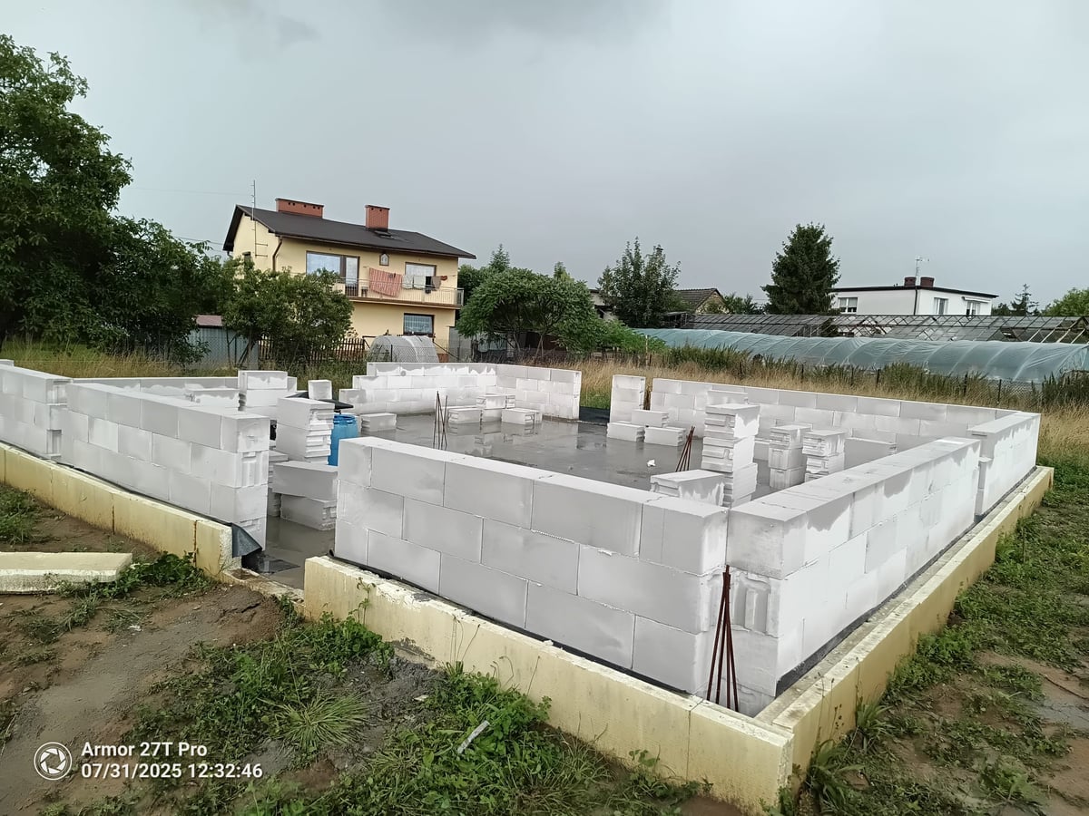 Mury w trakcie wznoszenia — H+H Olza