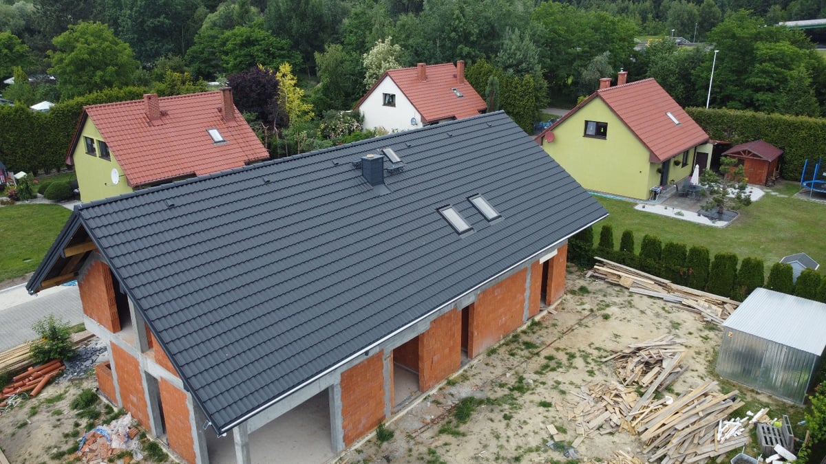 SSZ z drone — dach gotowy, ceramika widoczna na bocznej ścianie