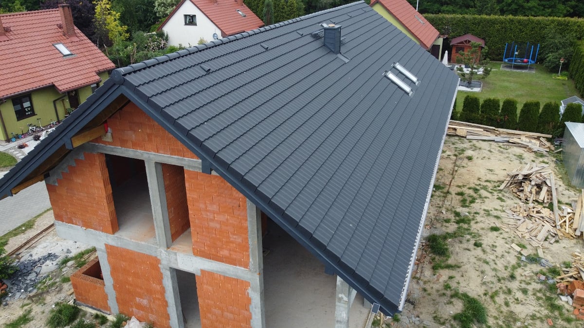 Drone — dach z 4 oknami połaciowymi widziany z góry