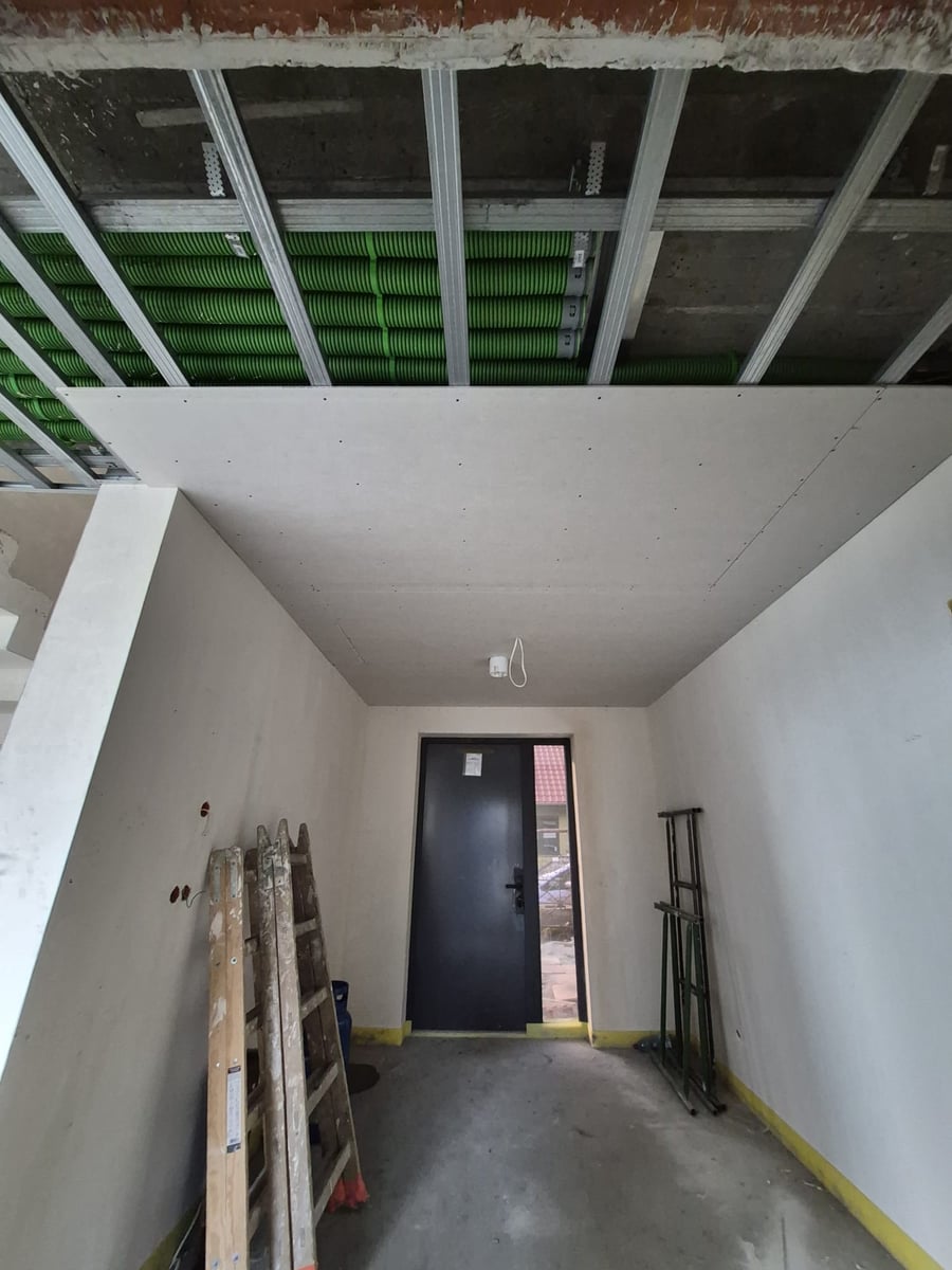 Wejście z drzwiami aluminiowymi + rekuperacja