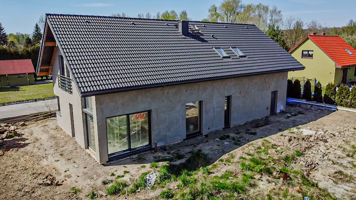 Bok domu — hybryda PCV+ALU 5,5 m szklenie