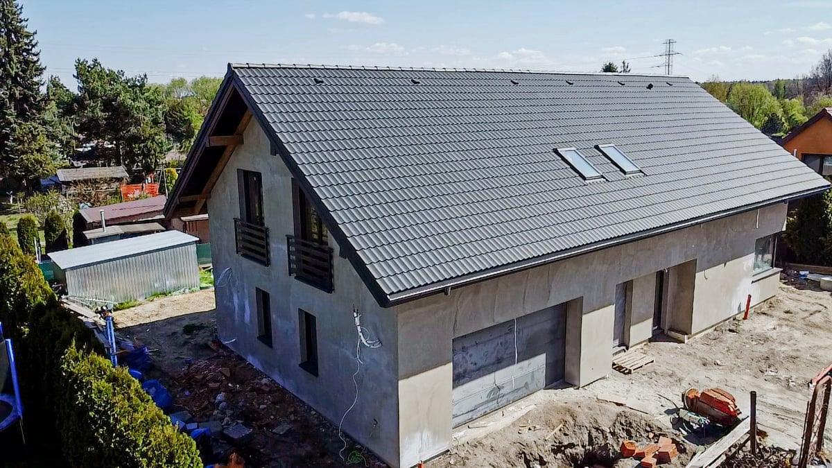 Drone bok — balkony francuskie + szara elewacja